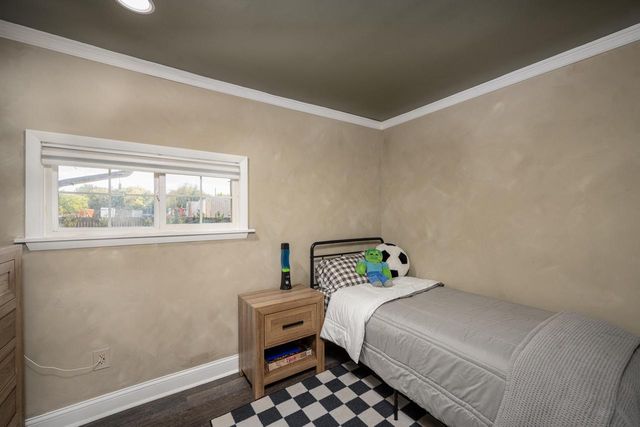 945 W Waterford AVENUE, Milwaukee, WI 53221