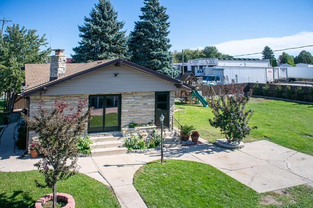 945 W Waterford AVENUE, Milwaukee, WI 53221