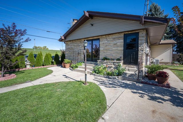 945 W Waterford AVENUE, Milwaukee, WI 53221