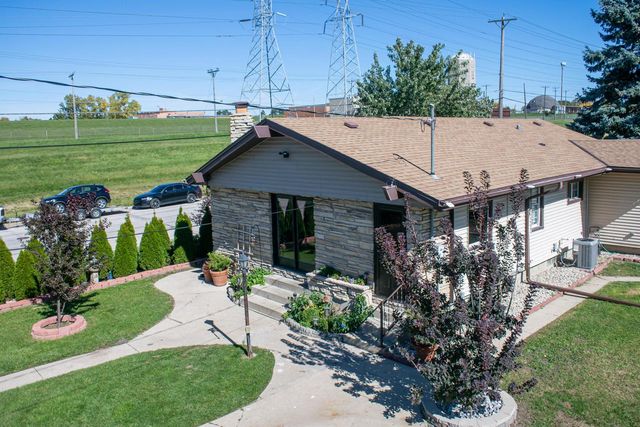 945 W Waterford AVENUE, Milwaukee, WI 53221