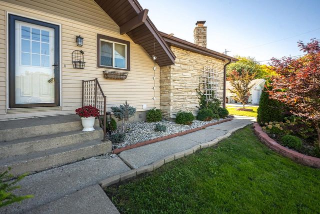 945 W Waterford AVENUE, Milwaukee, WI 53221