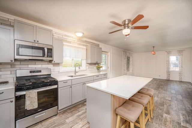 945 W Waterford AVENUE, Milwaukee, WI 53221