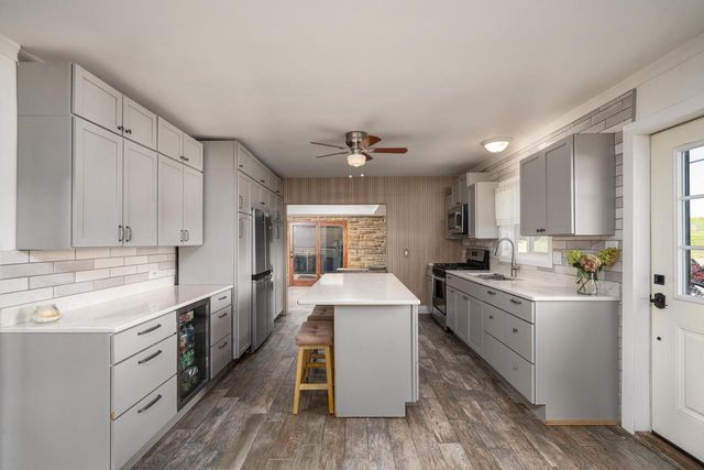 945 W Waterford AVENUE, Milwaukee, WI 53221