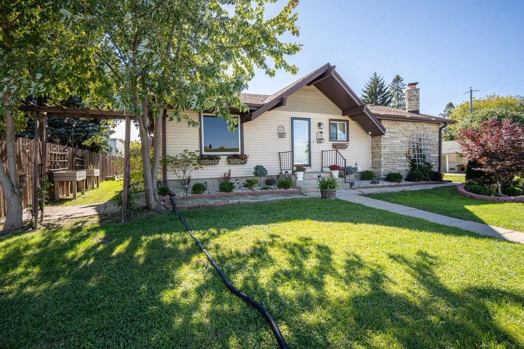 945 W Waterford AVENUE, Milwaukee, WI 53221