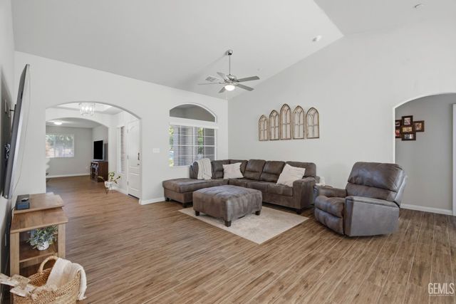 7125 Cattail Creek Way, Bakersfield, CA 93311