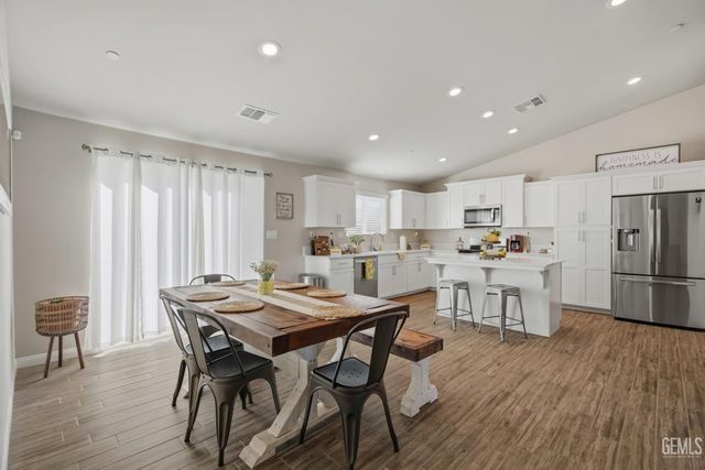 7125 Cattail Creek Way, Bakersfield, CA 93311
