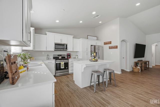 7125 Cattail Creek Way, Bakersfield, CA 93311