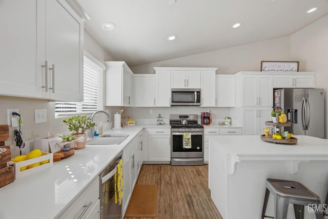 7125 Cattail Creek Way, Bakersfield, CA 93311