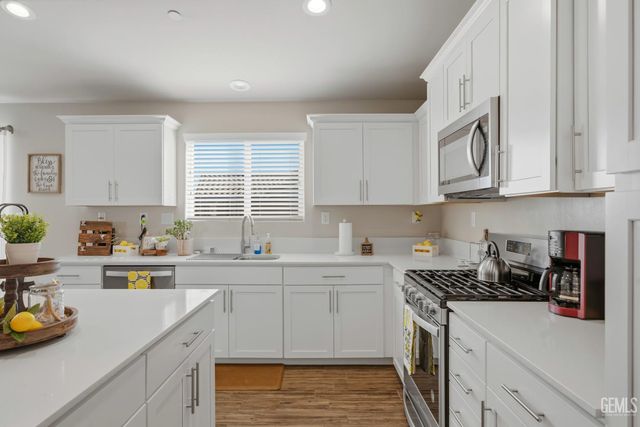 7125 Cattail Creek Way, Bakersfield, CA 93311