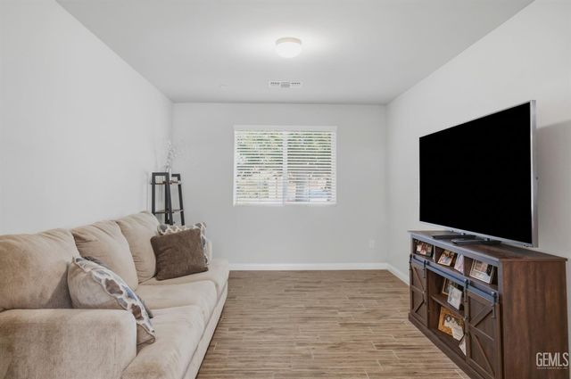 7125 Cattail Creek Way, Bakersfield, CA 93311