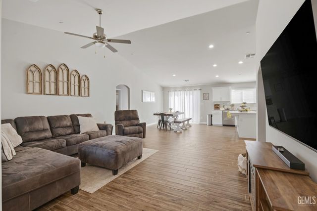 7125 Cattail Creek Way, Bakersfield, CA 93311