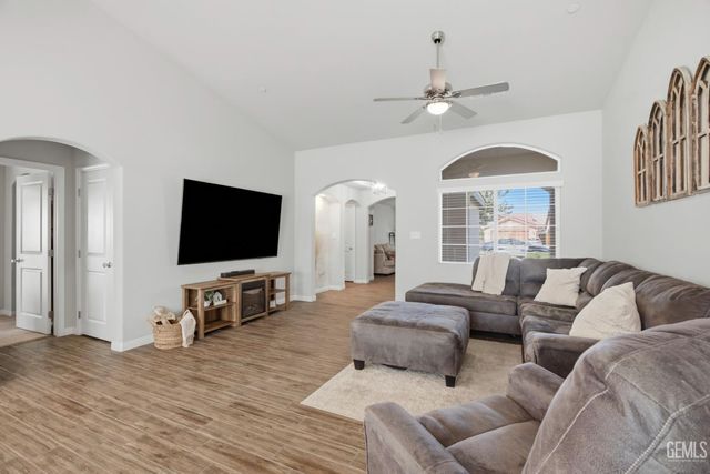 7125 Cattail Creek Way, Bakersfield, CA 93311