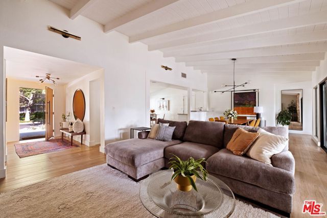 4735 Degovia Avenue, Woodland Hills (los Angeles), CA 91364