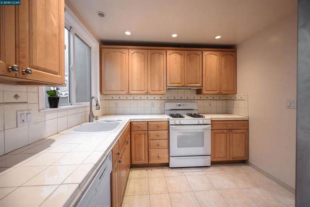 2624 Ortega Street, San Francisco, CA 94122