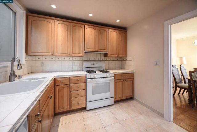 2624 Ortega Street, San Francisco, CA 94122