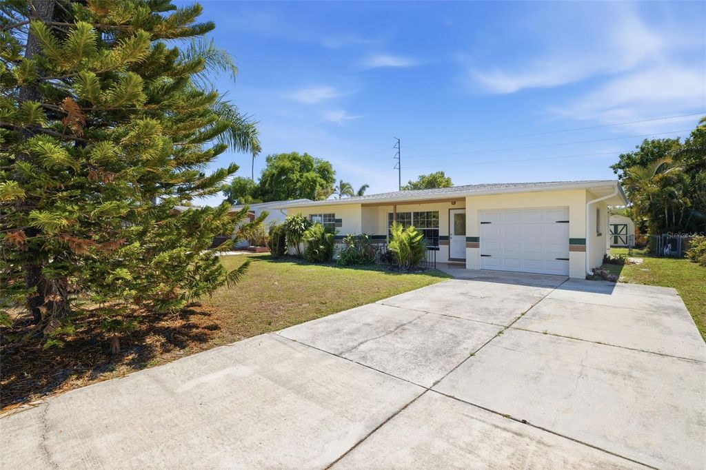 Image 6 of property listing at 10754 63RD AVENUE, Seminole, FL 33772