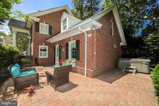 15 CREST LN, Swarthmore, PA 19081