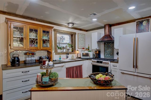 1029 Jacks Creek Road, Burnsville, NC 28714