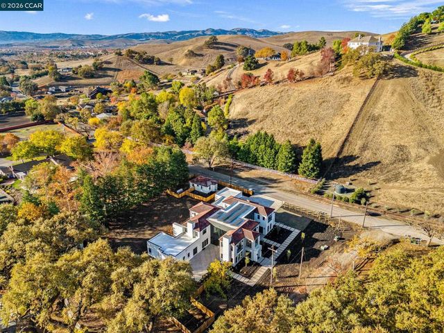 24 Noble Oaks Ln, Danville, CA 94506
