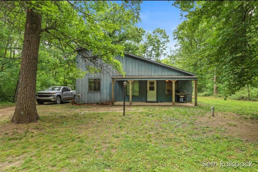 8744 Mackinaw Trail Drive, Howard City, MI 49329