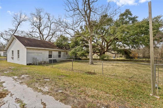136 Weaver Street, Baytown, TX 77520
