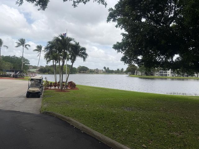 1709 Whitehall Dr 103, Davie, FL 33324