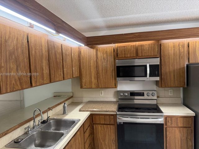 1709 Whitehall Dr 103, Davie, FL 33324