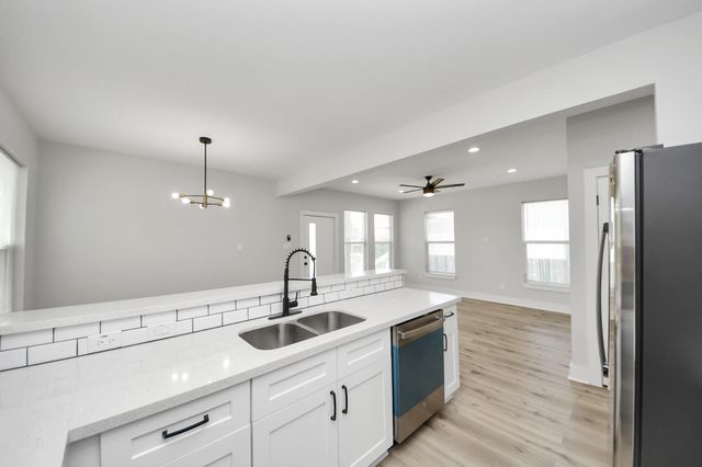 819 E 40th Street, Houston, TX 77022