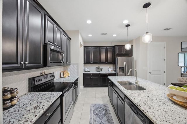 5525 CUMBERLAND STAR COURT 33, Lutz, FL 33558