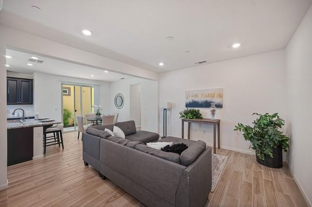 9327 Mystic Lake Aly, Sacramento, CA 95829