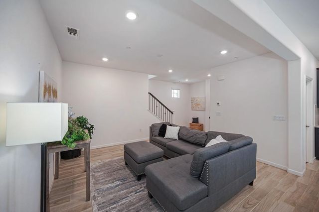 9327 Mystic Lake Aly, Sacramento, CA 95829