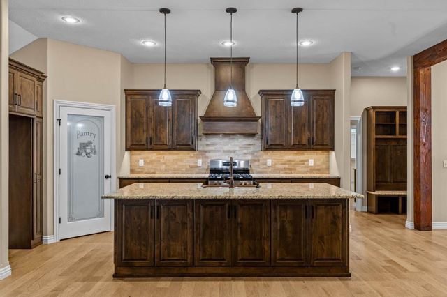 104 W Aven Avenue, Nixa, MO 65714
