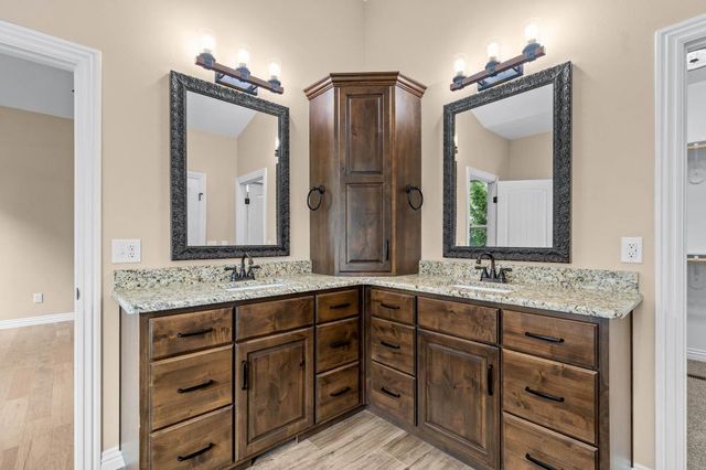 104 W Aven Avenue, Nixa, MO 65714