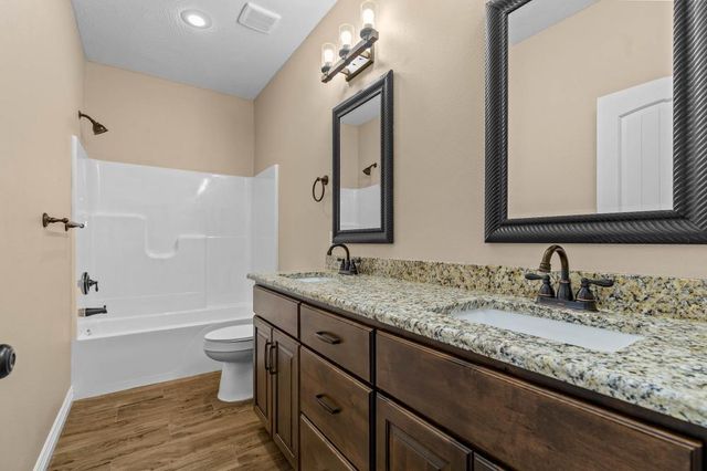 104 W Aven Avenue, Nixa, MO 65714