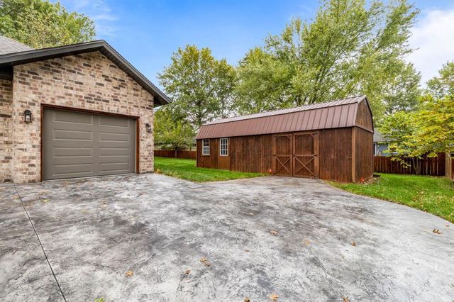 104 W Aven Avenue, Nixa, MO 65714