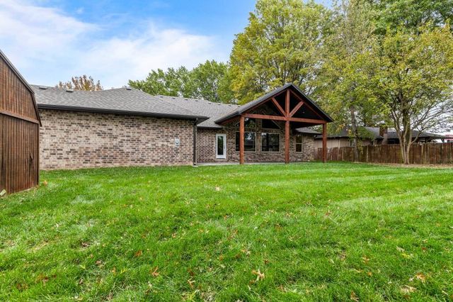 104 W Aven Avenue, Nixa, MO 65714