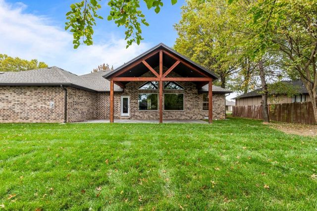 104 W Aven Avenue, Nixa, MO 65714