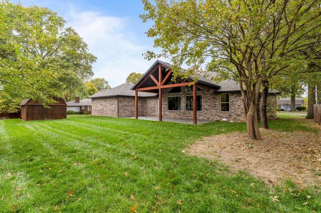 104 W Aven Avenue, Nixa, MO 65714