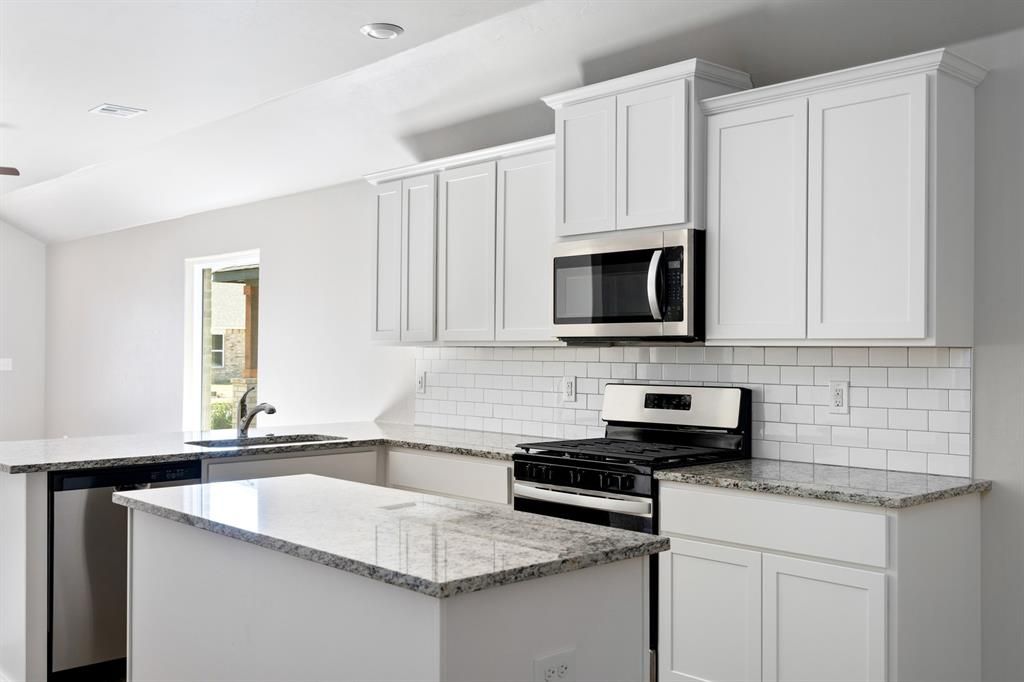 Image 2 of property listing at 12716 Carrara Lane, Yukon, OK 73099
