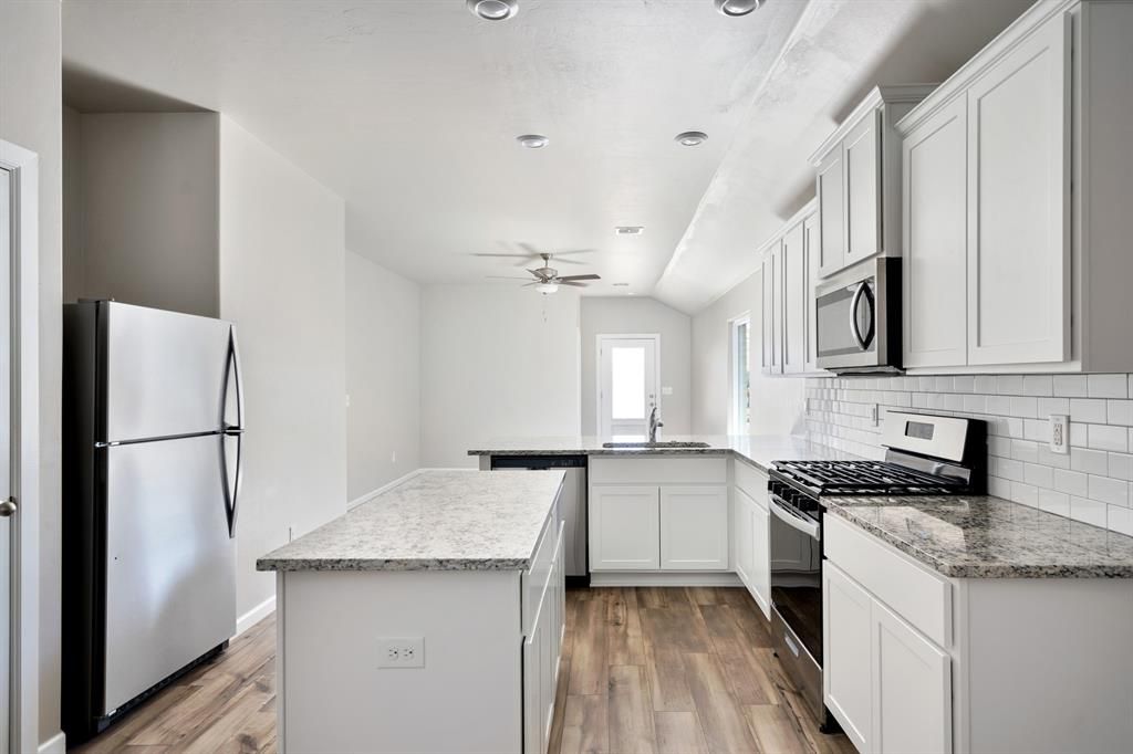 Image 3 of property listing at 12716 Carrara Lane, Yukon, OK 73099