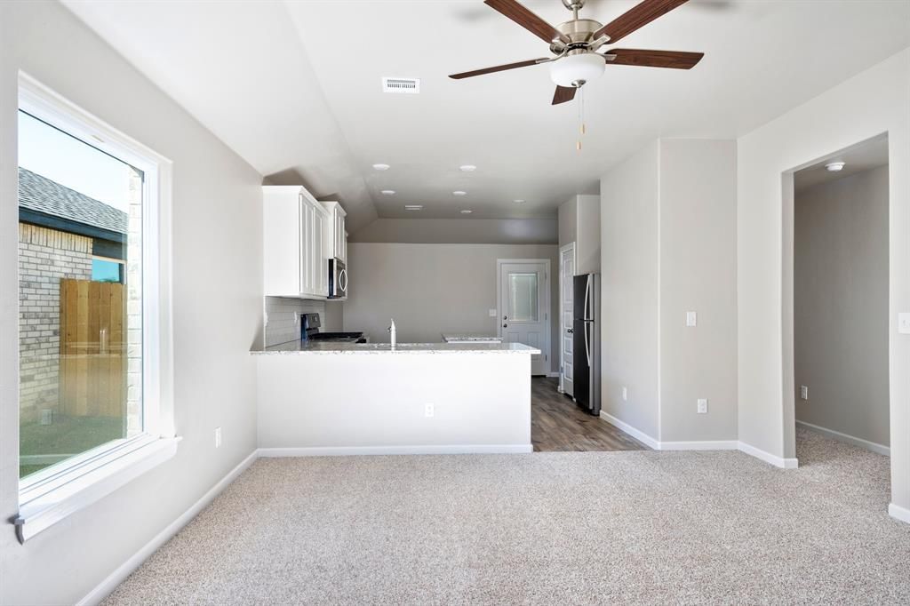Image 4 of property listing at 12716 Carrara Lane, Yukon, OK 73099