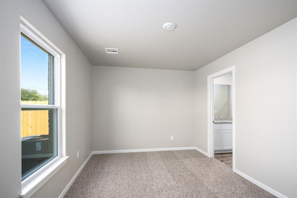 Image 5 of property listing at 12716 Carrara Lane, Yukon, OK 73099