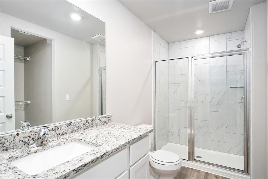 Image 6 of property listing at 12716 Carrara Lane, Yukon, OK 73099