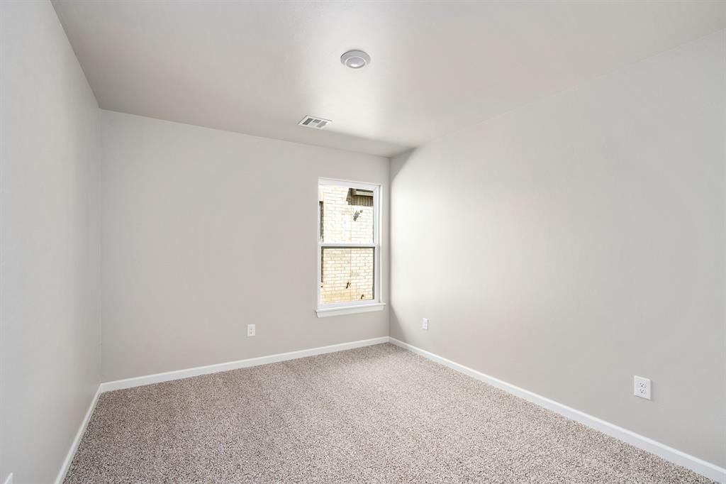 Image 7 of property listing at 12716 Carrara Lane, Yukon, OK 73099