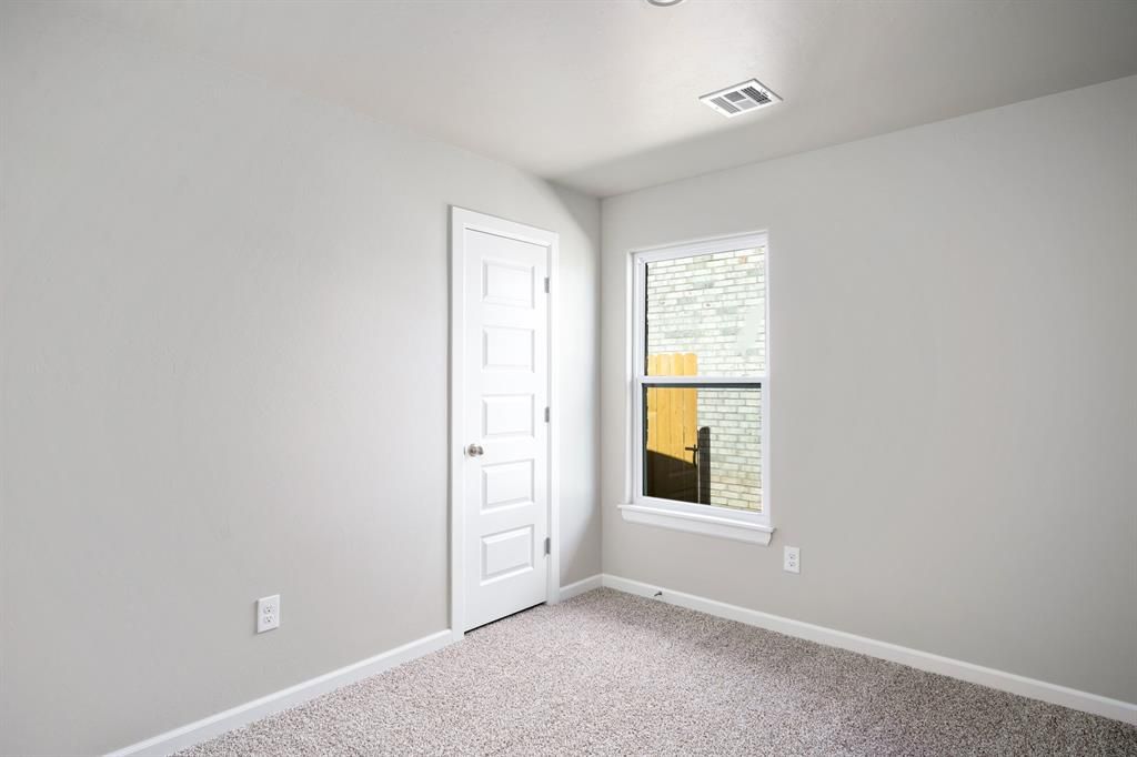 Image 8 of property listing at 12716 Carrara Lane, Yukon, OK 73099