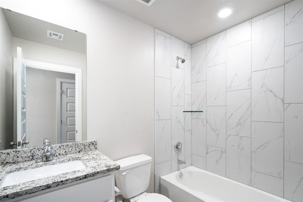 Image 9 of property listing at 12716 Carrara Lane, Yukon, OK 73099