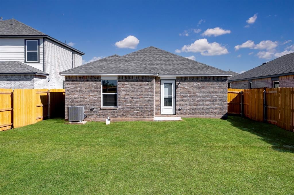 Image 10 of property listing at 12716 Carrara Lane, Yukon, OK 73099