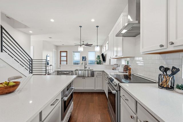 7020 Clifton LN, Austin, TX 78746