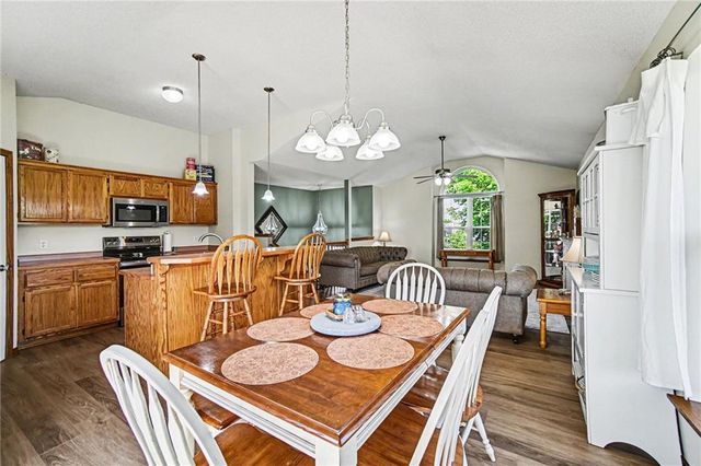 18607 Wildflower Drive, Smithville, MO 64089