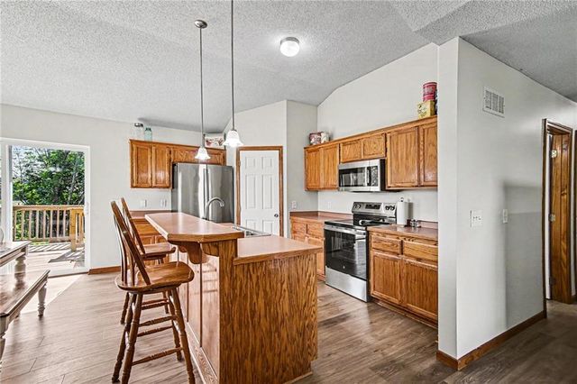 18607 Wildflower Drive, Smithville, MO 64089